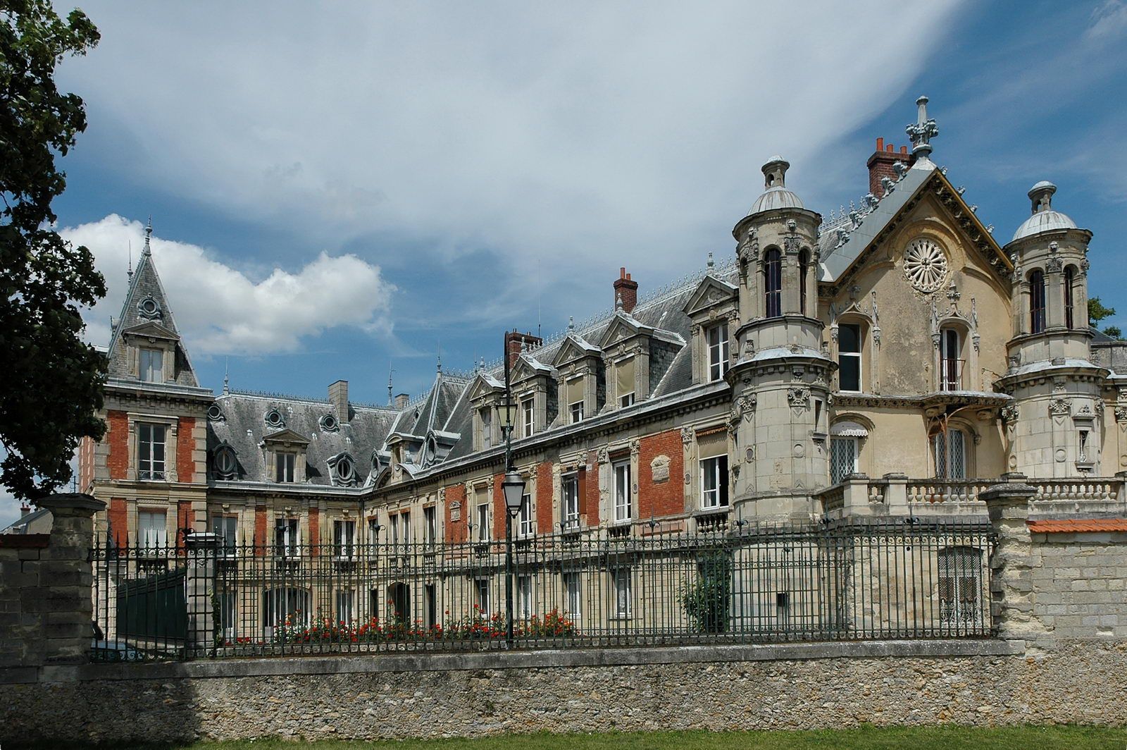 CONFLANS AUVERS SUR OISE FRANCIA CRUCEROS SENA CRUCEROS FLUVIALES FRANCIA SENA CRUCEROS SEINE RIVER CRUISES AUVERS SUR OISE CHATEAU #Conflans #Auvers #Francia #CrucerosFluviales #CrucerosSena #Seine #SeineRiverCruises #RiverCruises